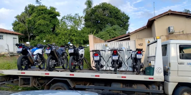 PM apreende seis motos em operação no Centro de Montanha - Foto: Divulgação PMES
