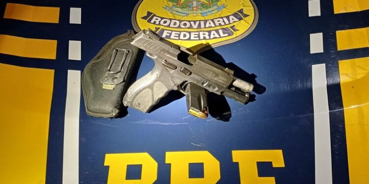 Operação da PRF em Colatina resulta na apreensão de arma de fogo - Foto: PRF