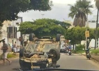 Carro capota na Avenida das Nações, em Colatina, e trânsito é interrompido - Foto: Rede Social