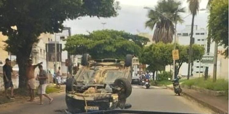 Carro capota na Avenida das Nações, em Colatina, e trânsito é interrompido - Foto: Rede Social