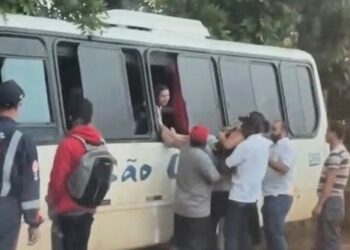 Micro-ônibus com pacientes se envolve em acidente na ES-341 em Pancas -- Foto: Rede Social