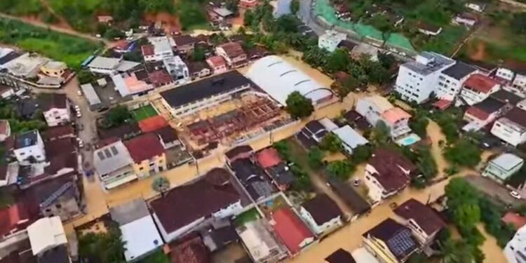 São Domingos do Norte enfrenta alagamentos após córrego transbordar - Foto: Reprodução