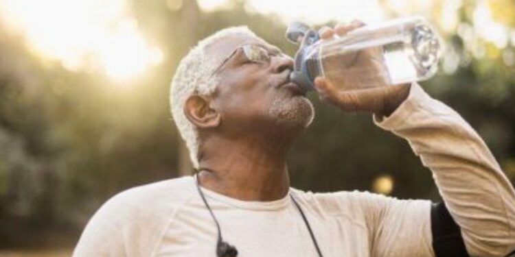 Sensação de sede é menor entre idosos, alerta médico - Foto: Reprodução