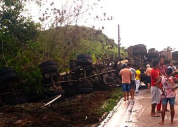 Grave acidente entre caminhão e ônibus é registrado na BR-259, em Colatina - Crédito: Rede Social