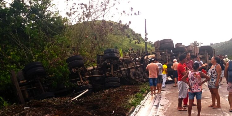 Grave acidente entre caminhão e ônibus é registrado na BR-259, em Colatina - Crédito: Rede Social