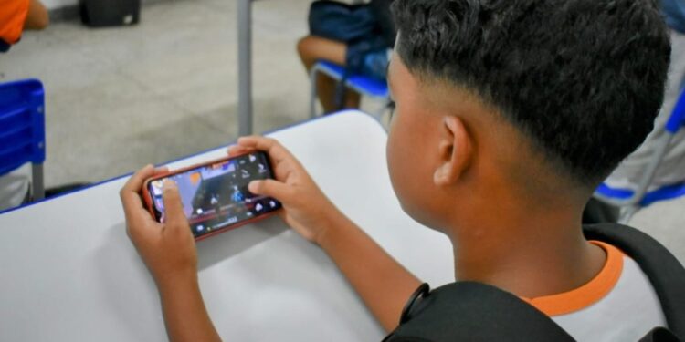 Colatina segue a lei e vai restringir o uso de celulares nas escolas municipais - Foto: Reprodução