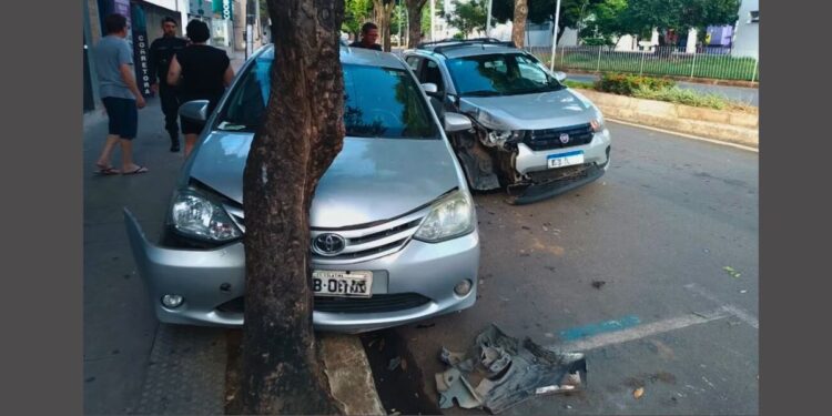 Susto na manhã de sábado: acidente envolvendo dois carros em Colatina - Foto: Comunicação PMC