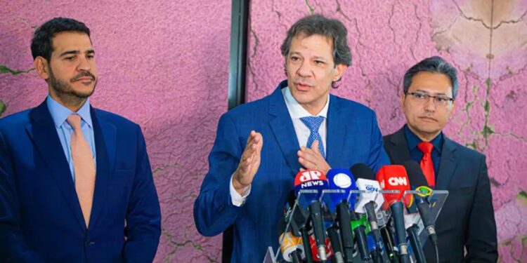 Publicada MP que proíbe cobrança diferenciada por transações com Pix Foto: João Risi/PR