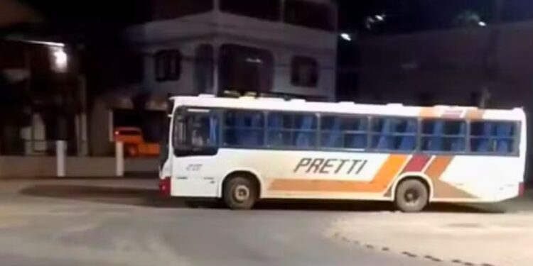Ônibus é furtado de rodoviária em Santa Maria de Jetibá e colide contra poste em Itarana - Foto: Reprodução
