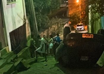 Carro tomba em rua estreita de Colatina, causando susto em moradores - Foto: Rede Social