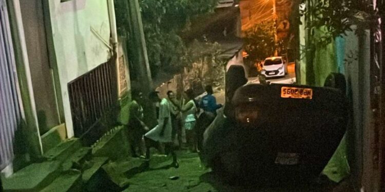 Carro tomba em rua estreita de Colatina, causando susto em moradores - Foto: Rede Social
