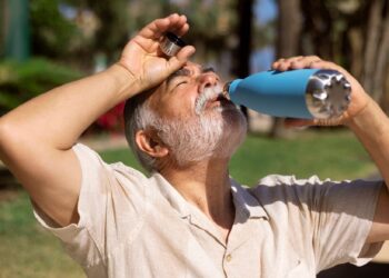 Calor extremo exige reforço na hidratação para evitar riscos à saúde - Imagem: Freepik