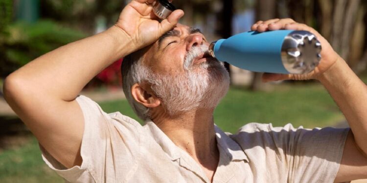 Calor extremo exige reforço na hidratação para evitar riscos à saúde - Imagem: Freepik