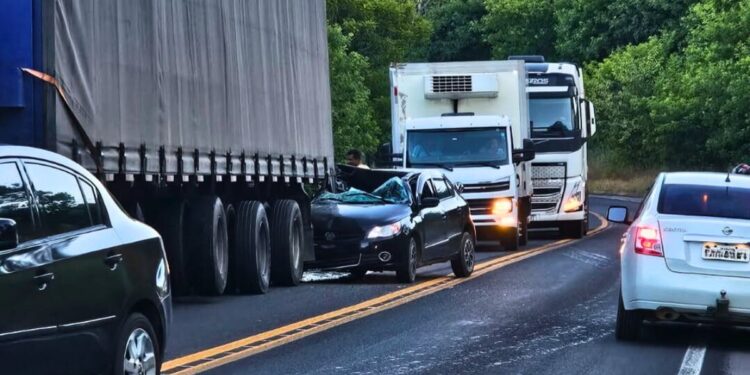 Tragédia na BR-259: Colisão entre carro e carreta deixa uma pessoa morta e outra ferida em Baixo Guandu - Foto: Rede Social