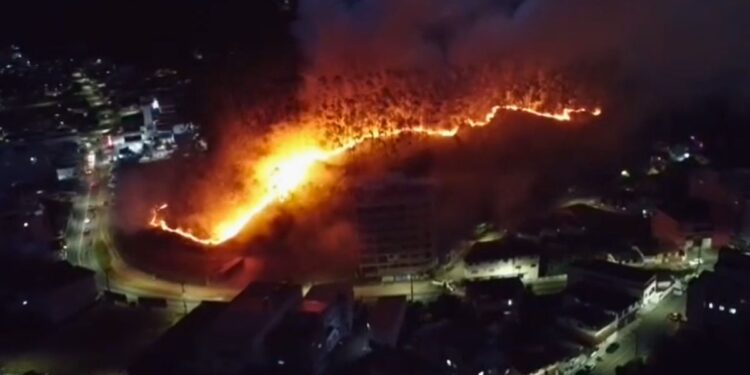 Santa Teresa: incêndio mobiliza bombeiros e assusta moradores - Foto: Reprodução