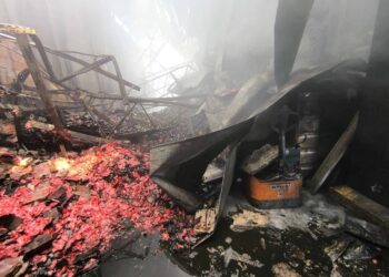 Incêndio de grandes proporções atinge empresa distribuidora de alimentos em Linhares - Foto: Divulgação | Corpo de Bombeiros