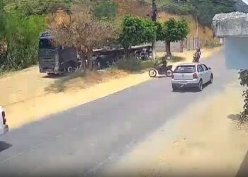 Motociclista sobrevive milagrosamente após acidente espetacular em Pancas - Foto: Reprodução