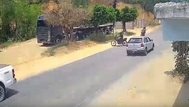 Motociclista sobrevive milagrosamente após acidente espetacular em Pancas - Foto: Reprodução