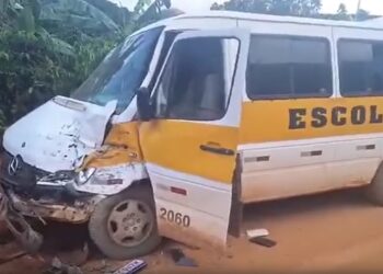 Marilândia: acidente envolvendo van escolar deixa criança ferida e motorista com fratura no pé - Foto: Rede Social