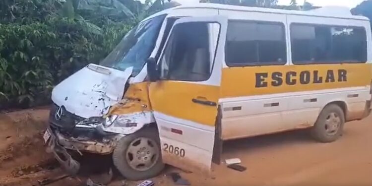 Marilândia: acidente envolvendo van escolar deixa criança ferida e motorista com fratura no pé - Foto: Rede Social