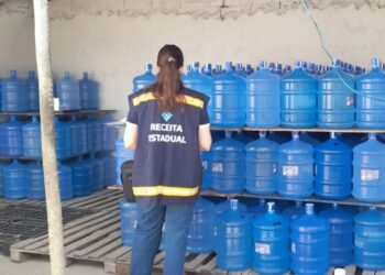 Sefaz apreende mais de 1.100 galões de água mineral e multa estabelecimentos em R$ 23,5 mil por irregularidades - Foto: Sefaz
