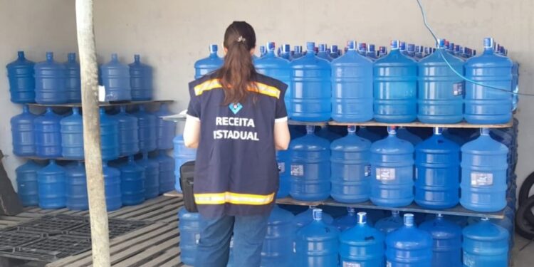Sefaz apreende mais de 1.100 galões de água mineral e multa estabelecimentos em R$ 23,5 mil por irregularidades - Foto: Sefaz