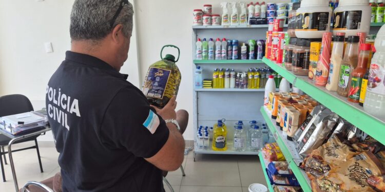 PC apreende 4 mil litros de azeite adulterado em Linhares e estabelecimentos do ES - Foto: PCES