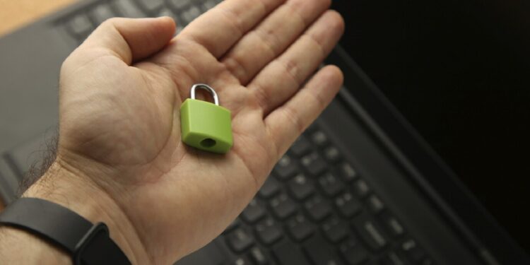 Dia da Internet Segura alerta para os riscos da reutilização de senhas - Imagem: Freepik