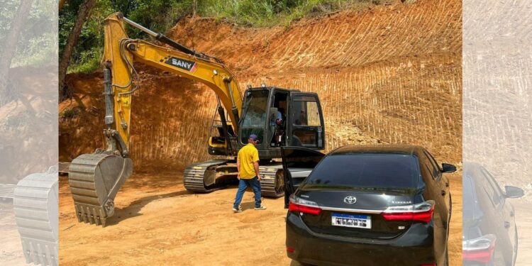 Polícia recupera escavadeira hidráulica furtada no Norte do ES - Foto: PCES