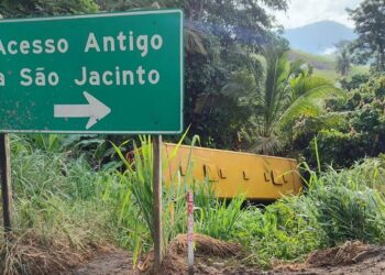 Acidente com ônibus escolar em São Roque do Canaã: nenhuma criança ferida gravemente - Foto: Rede Social