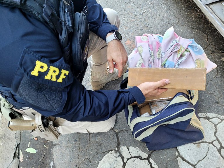 Jovem presa com 22 kg de maconha em ônibus para Nova Venécia - Foto: PRF