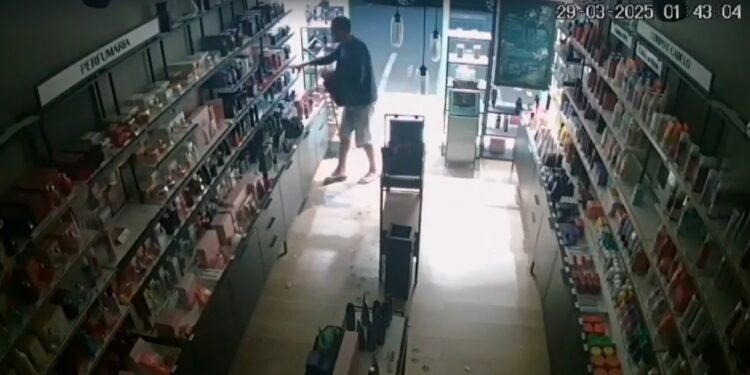 Homem é preso após furtar perfumes e cosméticos em loja no centro de Colatina - Foto: Reprodução