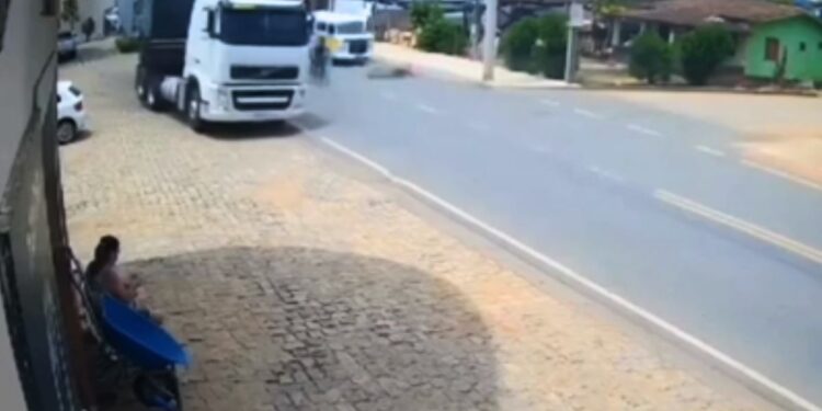 Criança cai de bicicleta e é atingida por carro em Santa Teresa - Foto: Rede Social