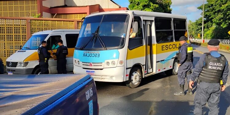 10 veículos irregulares em fiscalização de transporte escolar em Colatina - Foto: PMC