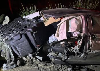 Casal foge de abordagem policial e colide com carreta em Colatina - Foto: ´PMES