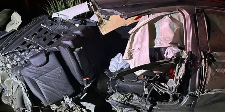 Casal foge de abordagem policial e colide com carreta em Colatina - Foto: ´PMES