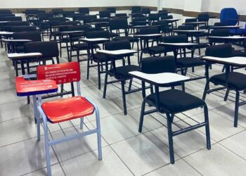 Cadeiras vazias em sala de aula simbolizam vítimas de feminicídio - Crédito: Luiza Fruet