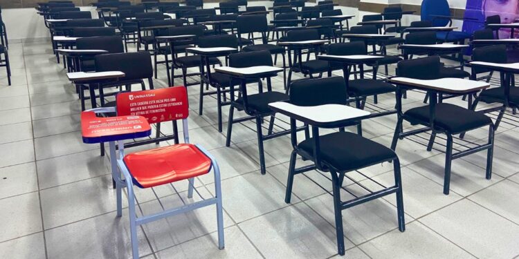 Cadeiras vazias em sala de aula simbolizam vítimas de feminicídio - Crédito: Luiza Fruet