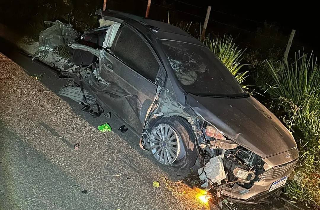 Casal foge de abordagem policial e colide com carreta em Colatina - Foto: ´PMES