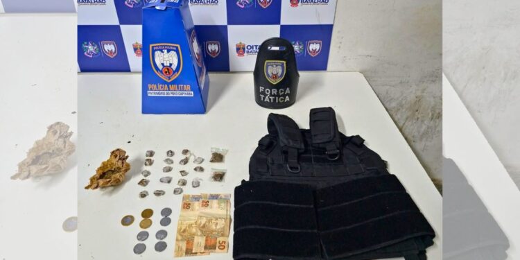 Colete militar e drogas: adolescente apreendido em Colatina - Foto: PMES