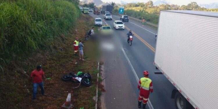 Motociclista morre após colidir com caminhão-tanque na BR-101, em Fundão - Foto: Reprodução