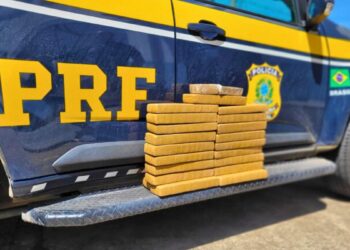 Jovem presa com 22 kg de maconha em ônibus para Nova Venécia - Foto: PRF