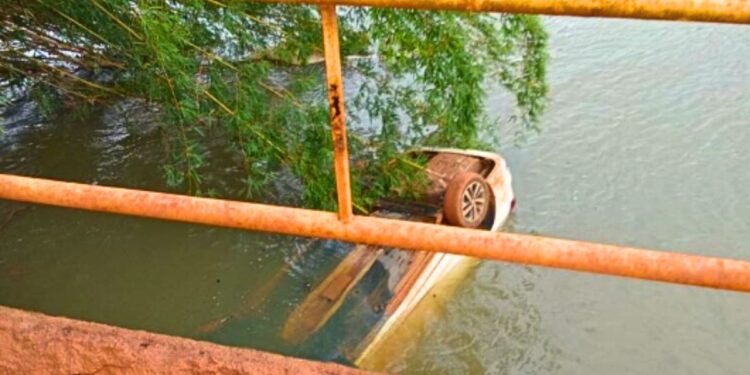 Colatina: carro cai de ponte e mobiliza bombeiros no Carnaval - Foto: Rede Social