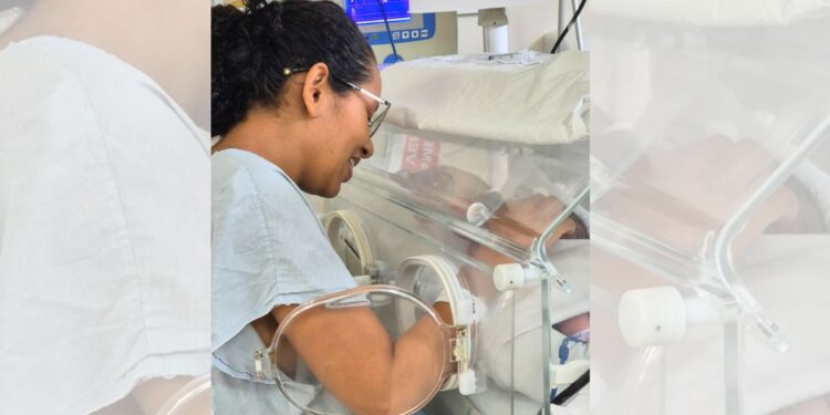 Amor e cuidado: hospital proporciona momento especial entre mãe e filha na UTIN - Foto: Sesa