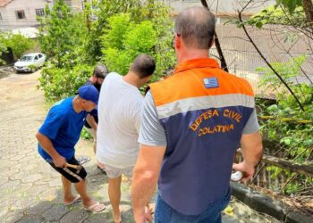 Deslizamento de terra em Colatina: Famílias são orientadas e rua é interditada - Foto: PMC