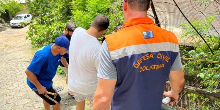 Deslizamento de terra em Colatina: Famílias são orientadas e rua é interditada - Foto: PMC