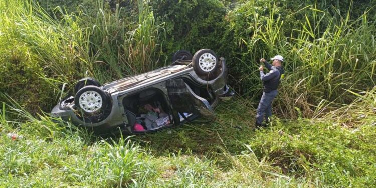 Acidente na ES-248: capotamento de carro deixa 4 feridos entre Linhares e Colatina - Foto: PMES