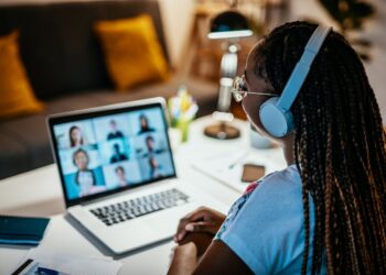 Cursos curtos e vídeos da internet são as formas preferidas dos brasileiros para se manterem atualizados profissionalmente - Crédito: iStock