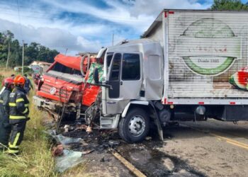 Homem morre em colisão entre caminhões na ES-264, em Santa Maria de Jetibá - Foto: Corpo de Bombeiros