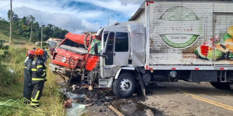 Homem morre em colisão entre caminhões na ES-264, em Santa Maria de Jetibá - Foto: Corpo de Bombeiros